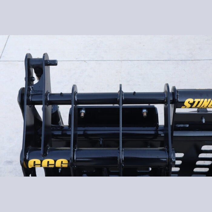 Stinger Attachments Compact Clam Grapple For Skid Steers & Compact Tractors - Stinger Attachments - Beacon Attachments