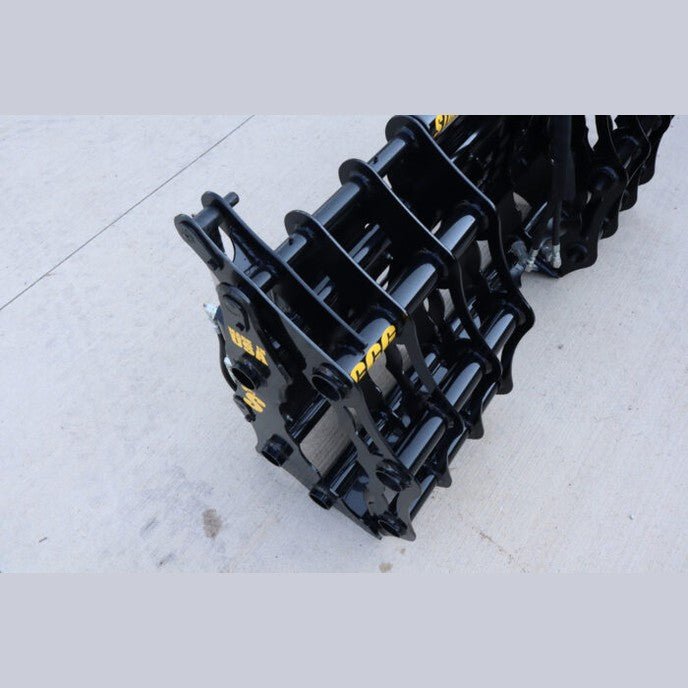 Stinger Attachments Compact Clam Grapple For Skid Steers & Compact Tractors - Stinger Attachments - Beacon Attachments
