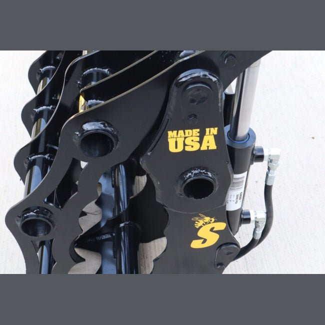 Stinger Attachments Compact Clam Grapple For Skid Steers & Compact Tractors - Stinger Attachments - Beacon Attachments