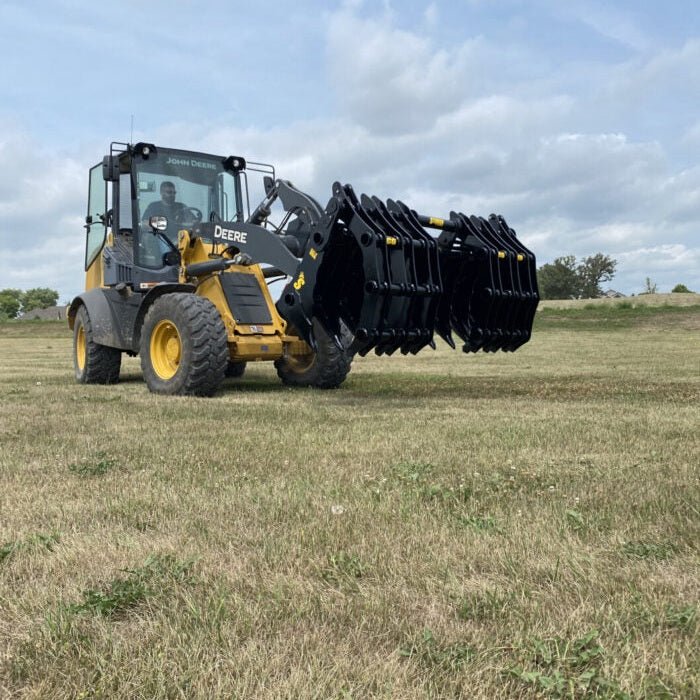 Stinger Attachments Tractor CG - XD Clam Grapple For Skid Steers & Utility Tractors - Stinger Attachments - Beacon Attachments